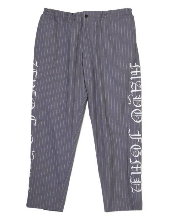 MAYO EMBROIDERY STRIPE EASY SLACKS GRAY × WHITE STRIPE