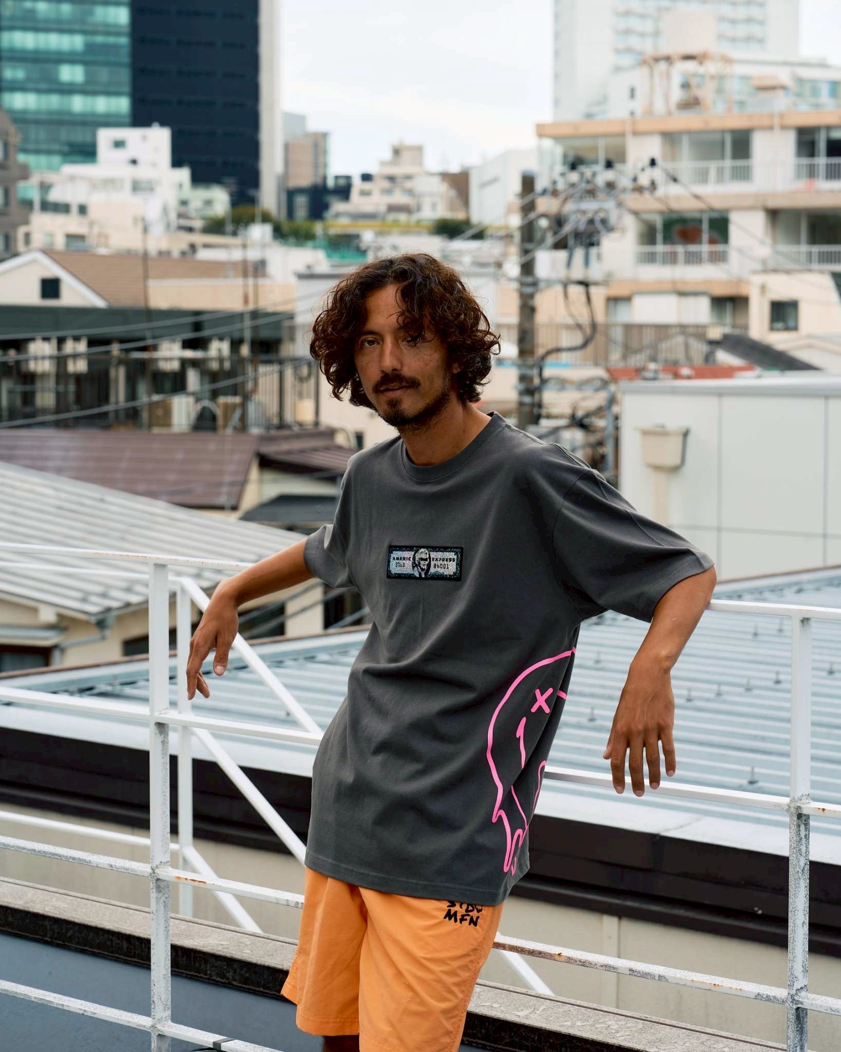 STUDMUFFIN コットン天竺クレジットシークイン＆ドリップスマイルSSシャツ