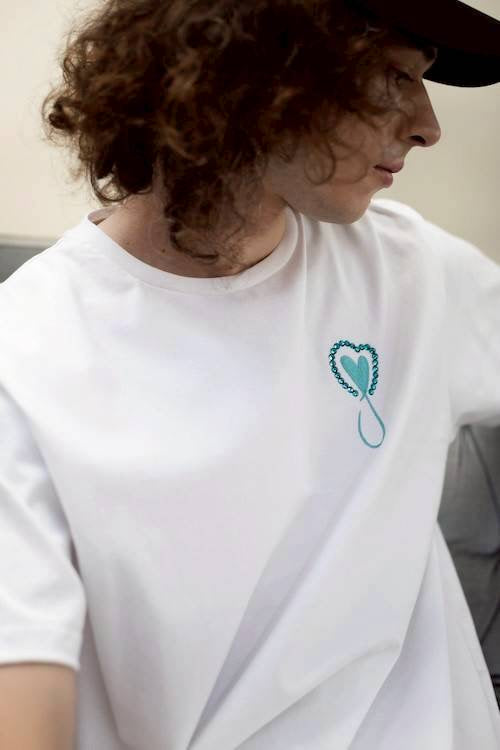 MAISON  HONORE Tiphanie Stone TEEストーンロゴTシャツ　WHITE✖️ BLUE