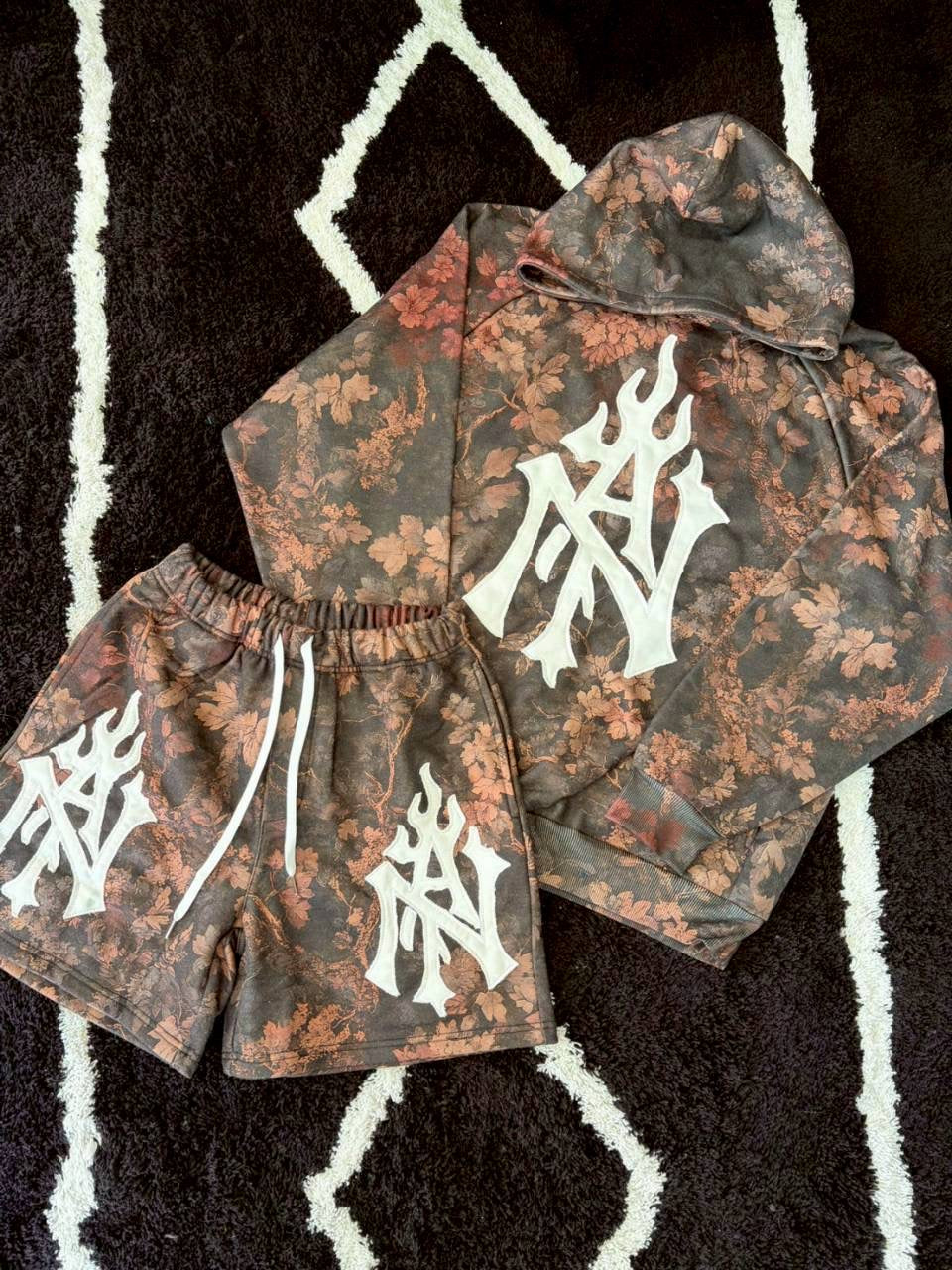 TAIN DOUBLE PUSH MONOGRAM SWEAT SHORTS/ FLOWERS