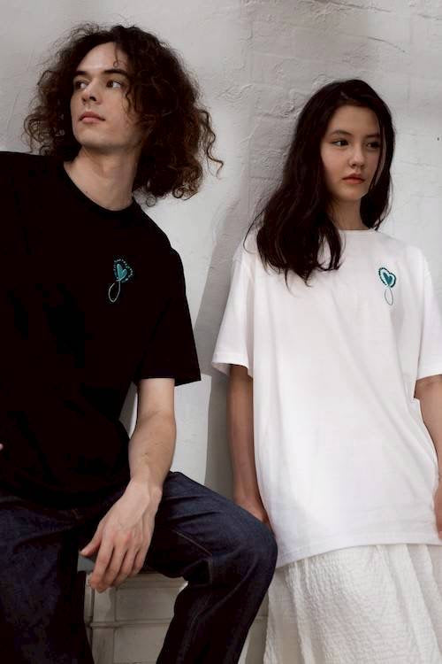 MAISON  HONORE Tiphanie Stone TEEストーンロゴTシャツ　WHITE✖️ BLUE